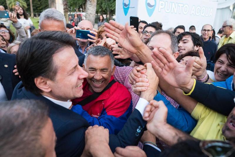 M5S, Di Maio: “Realizzeremo il programma”. Accoglienza da star per Conte M5S, Di Maio: “Realizzeremo il programma”. Accoglienza da star per Conte