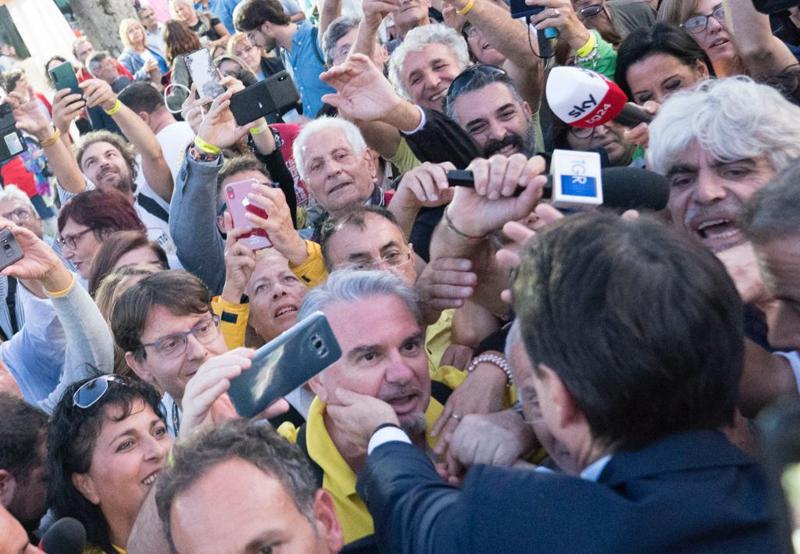 M5S, Di Maio: “Realizzeremo il programma”. Accoglienza da star per Conte M5S, Di Maio: “Realizzeremo il programma”. Accoglienza da star per Conte