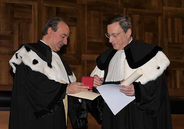 Mario Draghi riceve Laurea Honoris in Economia a Milano Uviversità Cattolica. Mario Draghi riceve Laurea Honoris in Economia a Milano Uviversità Cattolica.