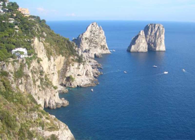Federalberghi Capri: “Candidiamo i Faraglioni a patrimonio dell’Umanità” Federalberghi Capri: “Candidiamo i Faraglioni a patrimonio dell’Umanità”