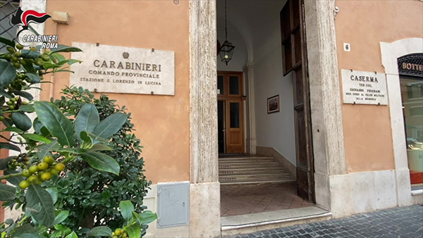 Carte false di ignari super pensionati per ottenere prestiti: 5 arresti a Roma Carte false di ignari super pensionati per ottenere prestiti: 5 arresti a Roma