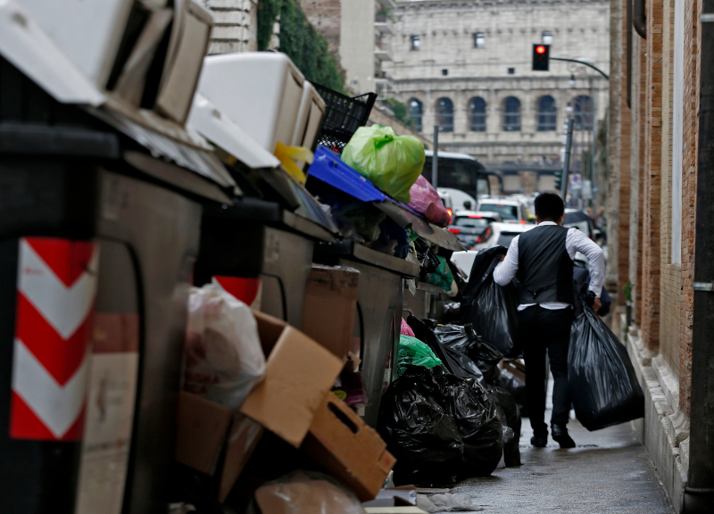 Rifiuti caos, allarme dell’M5S: arriva il commissario. Ama nelle mani di Acea