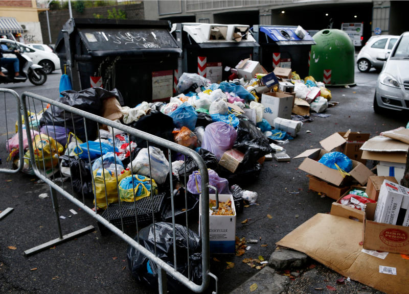 Rifiuti caos, allarme dell’M5S: arriva il commissario. Ama nelle mani di Acea