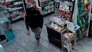 Rapina farmacia al Quarticciolo, arrestato 1 ora dopo. Il video della paura