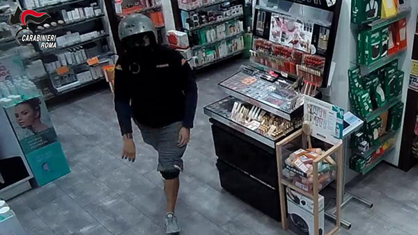 Rapina farmacia al Quarticciolo, arrestato 1 ora dopo. Il video della paura Rapina farmacia al Quarticciolo, arrestato 1 ora dopo. Il video della paura