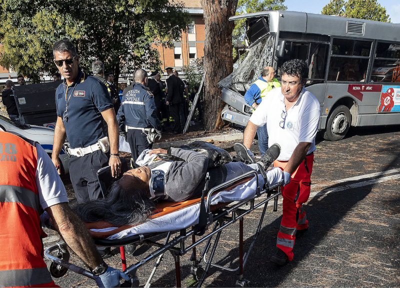 Bus Atac contro albero, occhi puntati sull’autista: sequestrato il telefono Bus Atac contro albero, occhi puntati sull’autista: sequestrato il telefono