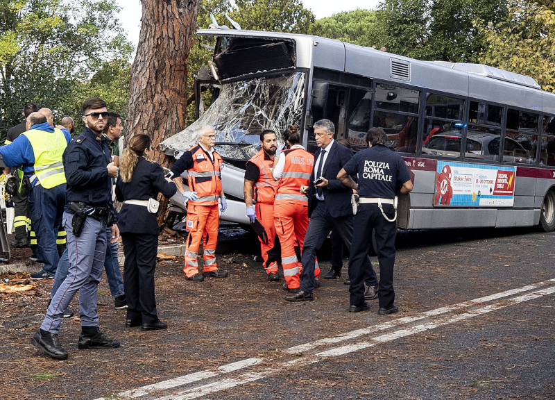 Bus Atac contro albero, occhi puntati sull’autista: sequestrato il telefono Bus Atac contro albero, occhi puntati sull’autista: sequestrato il telefono