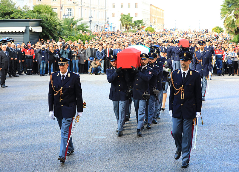 A Trieste i funerali degli agenti uccisi durante la sparatoria in questura