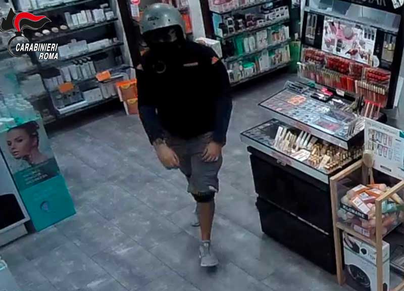 Rapina farmacia al Quarticciolo, arrestato 1 ora dopo. Il video della paura Rapina farmacia al Quarticciolo, arrestato 1 ora dopo. Il video della paura