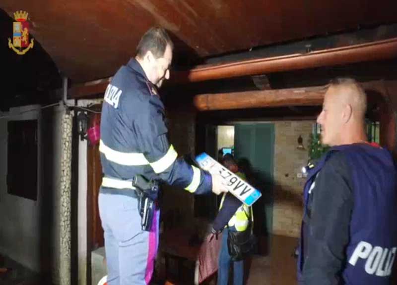 Vendesi auto on line, la grande truffa: rubate e ritargate, ci cascano in 30 Vendesi auto on line, la grande truffa: rubate e ritargate, ci cascano in 30