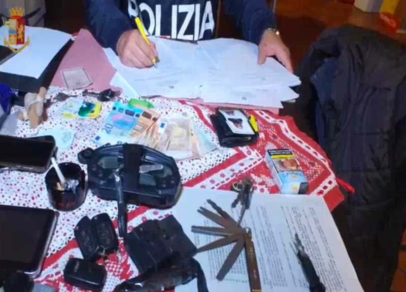 Vendesi auto on line, la grande truffa: rubate e ritargate, ci cascano in 30 Vendesi auto on line, la grande truffa: rubate e ritargate, ci cascano in 30