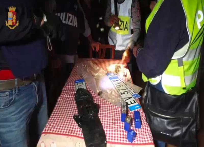 Vendesi auto on line, la grande truffa: rubate e ritargate, ci cascano in 30 Vendesi auto on line, la grande truffa: rubate e ritargate, ci cascano in 30