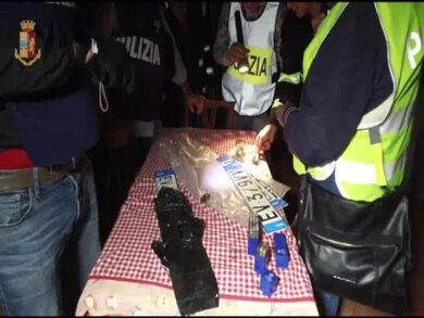 Vendesi auto on line. Erano rubate con targhe di relitti. 6 arresti a Roma