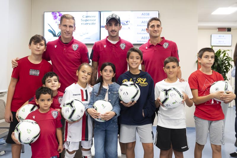 Galleria foto 'Il Cagliari ha il cuore d’oro: i calciatori in visita alle cliniche Korian' - foto 1