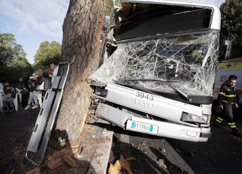 Bus Atac contro un albero: l’autista indagato dalla Procura per lesioni