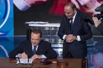 Leopolda 2019, Renzi presenta il Manifesto. IV, firma col notaio ‘stile Vespa’