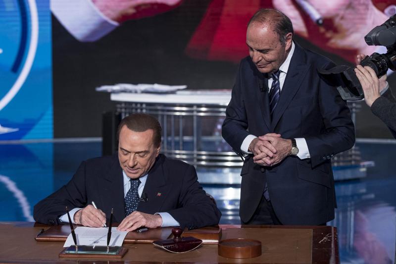 Leopolda 2019, Renzi presenta il Manifesto. IV, firma col notaio ‘stile Vespa’ Leopolda 2019, Renzi presenta il Manifesto. IV, firma col notaio ‘stile Vespa’