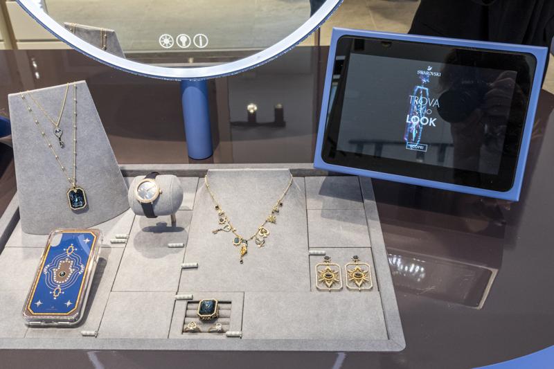 Swarovski, a Milano nasce il primo Crystal Studio dove puoi creare il tuo look