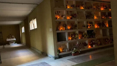 Al cimitero di Roma solo fiori di plastica. Non c’è l’acqua per quelli veri