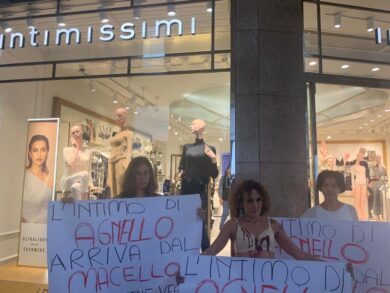 Blitz di Iene Vegane da Intimissimi: “l’intimo di agnello arriva dal macello”