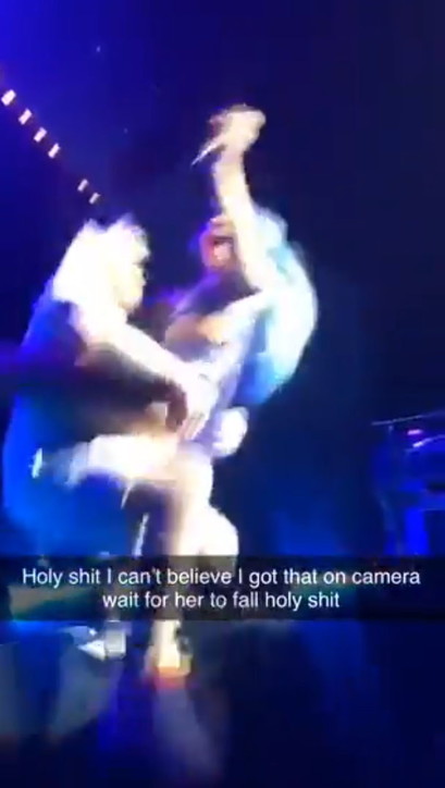Lady Gaga cade giù dal palco insieme a un fan. LADY GAGA CHE TONFO! VIDEO