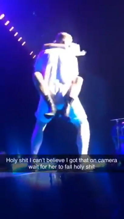 Lady Gaga cade giù dal palco insieme a un fan. LADY GAGA CHE TONFO! VIDEO
