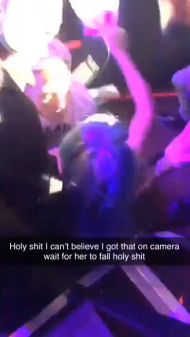 Lady Gaga cade giù dal palco insieme a un fan. LADY GAGA CHE TONFO! VIDEO