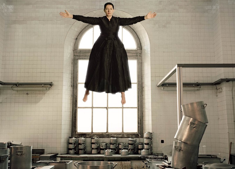 Estasi: Marina Abramovic come Santa Teresa d’Avila in Pinacoteca Estasi: Marina Abramovic come Santa Teresa d’Avila in Pinacoteca
