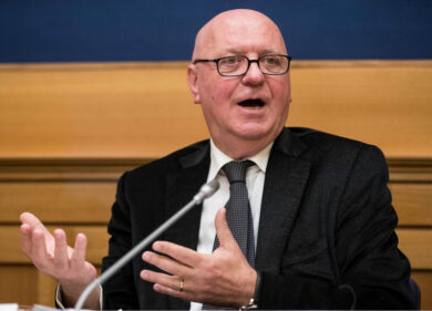 Caffè Greco addio, domani lo sfratto: in campo catena umana contro i sigilli