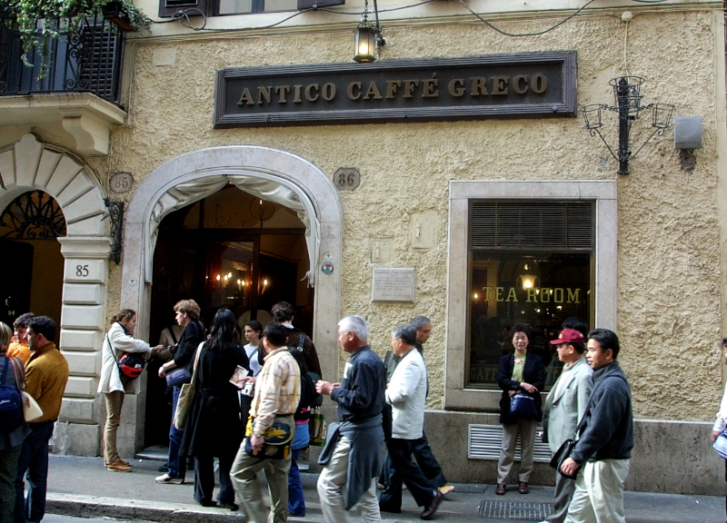 Caffè Greco addio, domani lo sfratto: in campo catena umana contro i sigilli