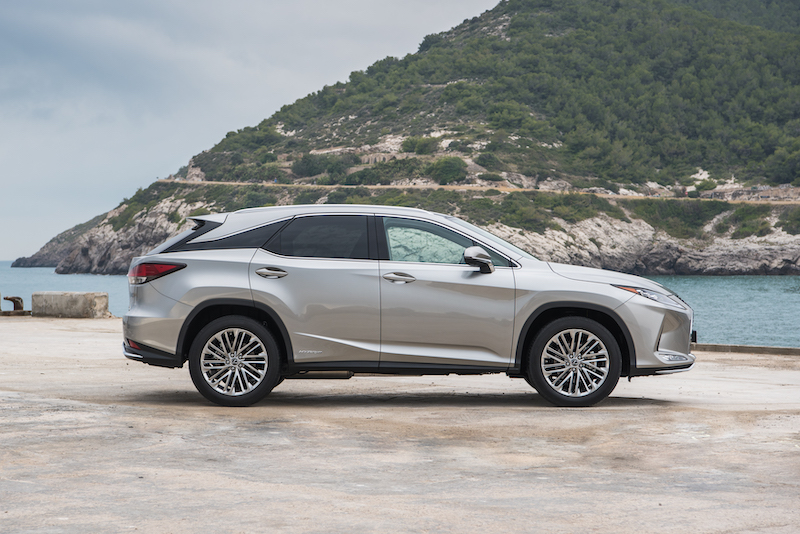 Lexus RX Hybrid, si rinnova e fissa nuovi standard