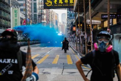 Hong Kong: getto blu dell’idrante su moschea, scuse di Lam all’imam