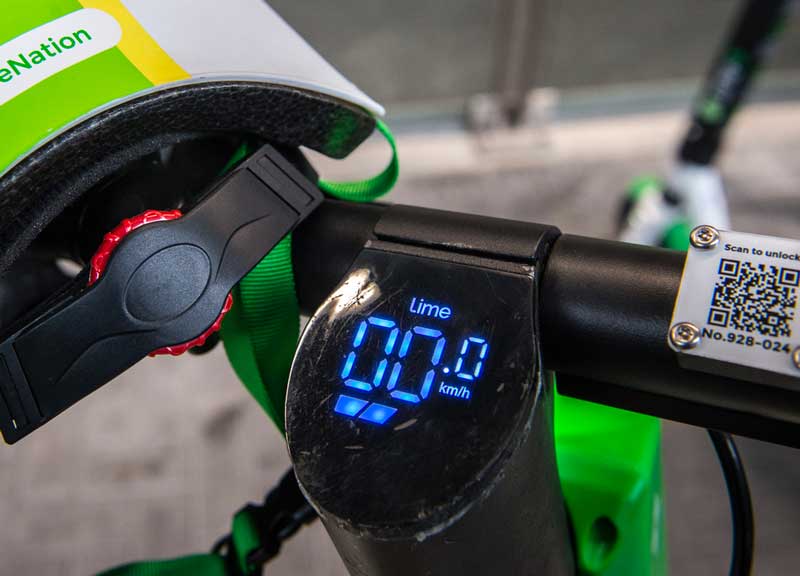 Monopattini elettrici a Roma, fermateli tutti: effetto Toninelli sul traffico Monopattini elettrici a Roma, fermateli tutti: effetto Toninelli sul traffico