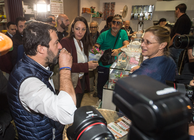 Salvini si prende Roma, dai mercati al Campidoglio: “Chiunque meglio di Raggi” Salvini si prende Roma, dai mercati al Campidoglio: “Chiunque meglio di Raggi”