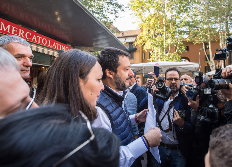 Salvini si prende Roma, dai mercati al Campidoglio: “Chiunque meglio di Raggi” Salvini si prende Roma, dai mercati al Campidoglio: “Chiunque meglio di Raggi”