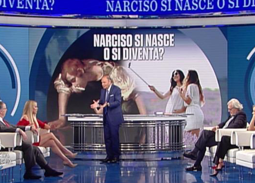 Ascolti Tv: il sorriso della Lecciso fa bene allo share di Porta a porta Ascolti Tv: il sorriso della Lecciso fa bene allo share di Porta a porta