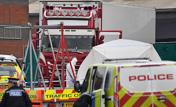 Inghilterra, 39 morti in un container a est di Londra. Arrestato 25enne Inghilterra, 39 morti in un container a est di Londra. Arrestato 25enne
