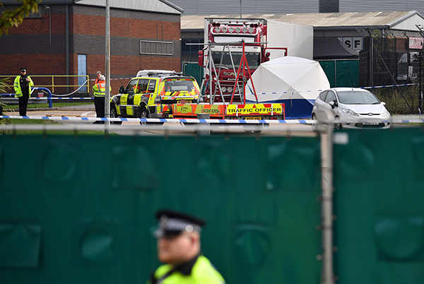 Inghilterra, 39 morti in un container a est di Londra. Arrestato 25enne Inghilterra, 39 morti in un container a est di Londra. Arrestato 25enne
