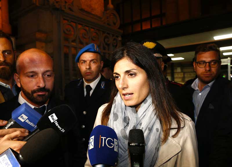 Banchetti Pd e centrodestra in piazza. La bufala del complotto contro Raggi Banchetti Pd e centrodestra in piazza. La bufala del complotto contro Raggi