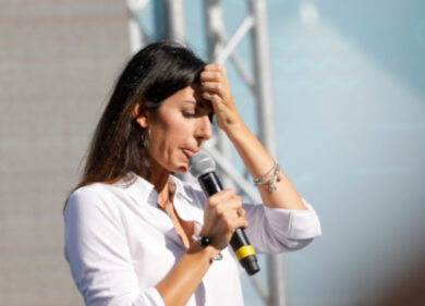 Roma, la Raggi sfida i sindacati: Multiservizi licenzia 3.500 dipendenti