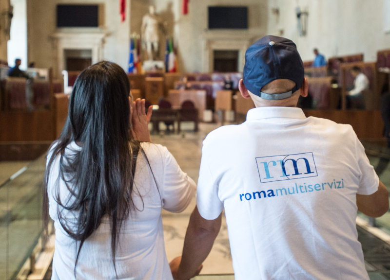 Roma, la Raggi sfida i sindacati: Multiservizi licenzia 3.500 dipendenti