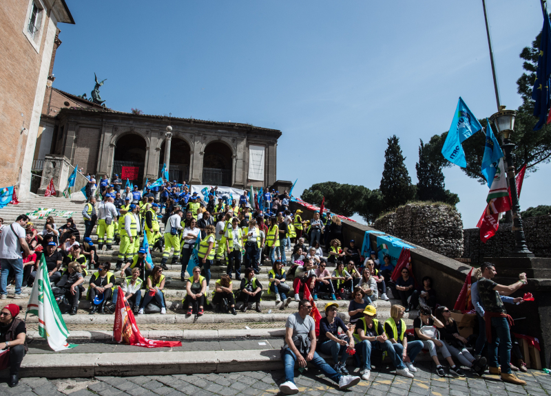 Roma, la Raggi sfida i sindacati: Multiservizi licenzia 3.500 dipendenti