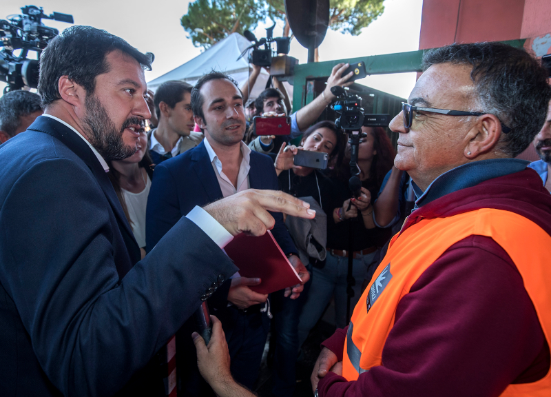 Salvini, il tour della monnezza è un flop: l’Ama lo caccia da Rocca Cencia