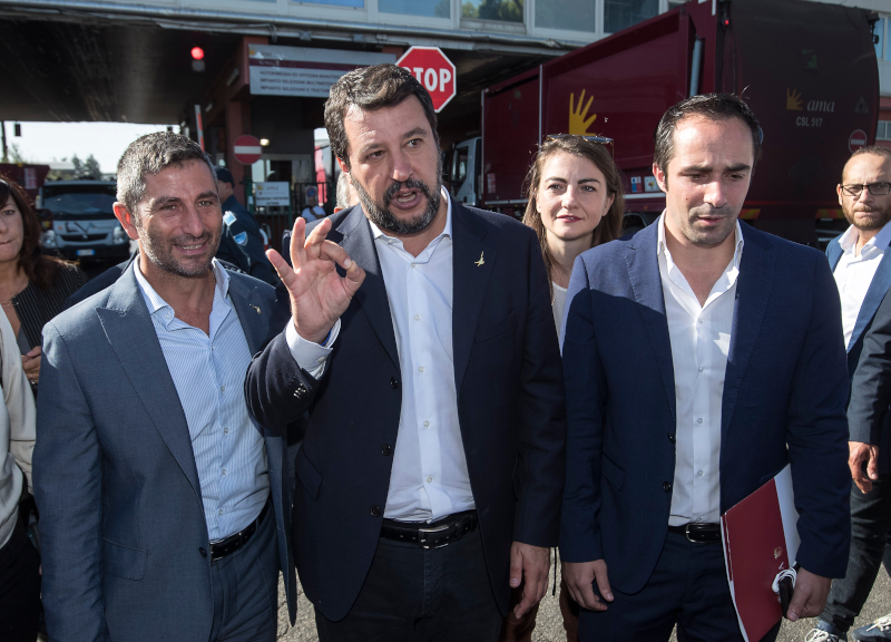 Salvini, il tour della monnezza è un flop: l’Ama lo caccia da Rocca Cencia