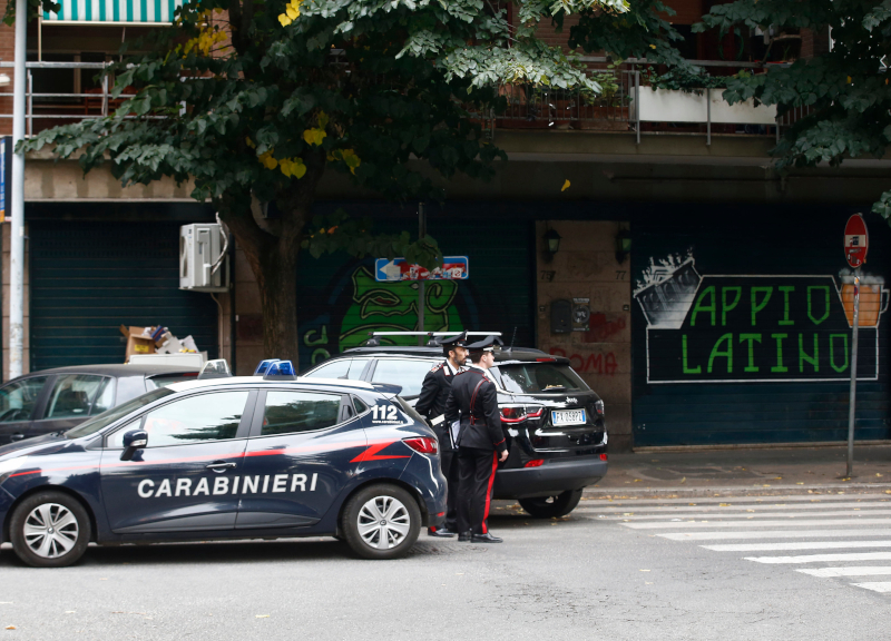 Gli sparano in testa fuori da un pub e muore. Nuovo caso Bortuzzo a Roma