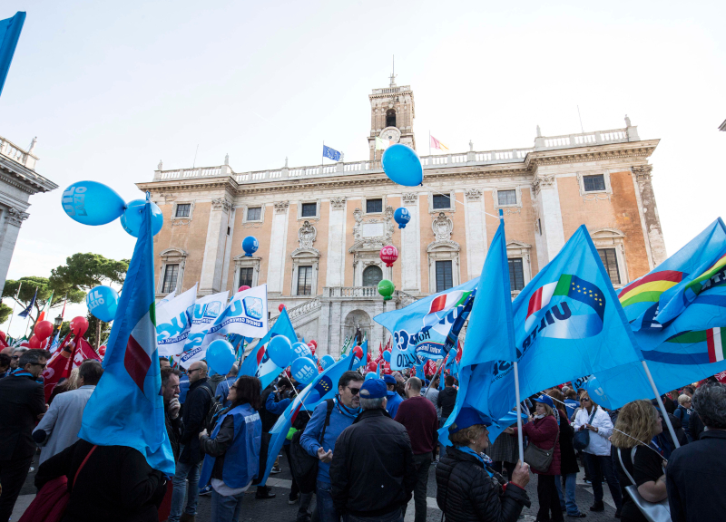 Sciopero generale, centrosinistra unito contro Raggi: “Vergogna, dimettiti” Sciopero generale, centrosinistra unito contro Raggi: “Vergogna, dimettiti”