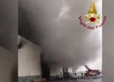 Caseificio di Leno, incendio domato: migliaia di forme di Grana Padano in fumo