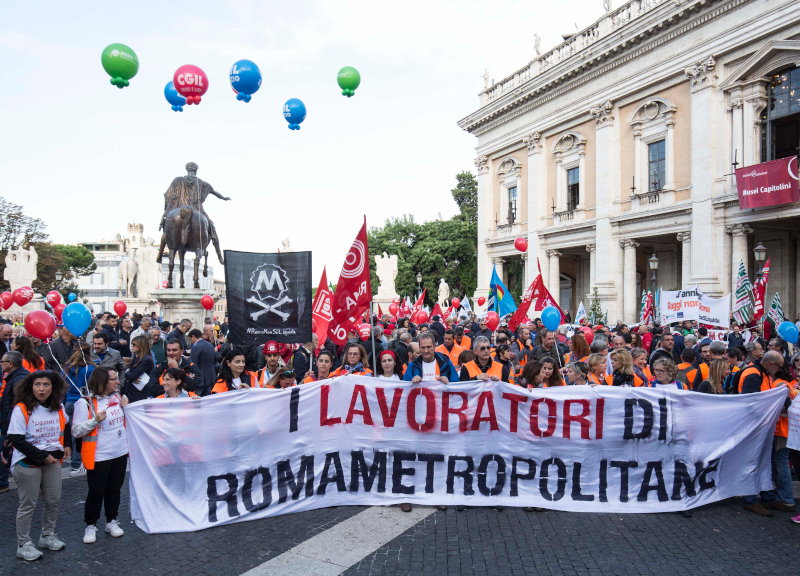 Sciopero generale, Roma a terra. Raggi bluff: “Città ostaggio dei sindacati” Sciopero generale, Roma a terra. Raggi bluff: “Città ostaggio dei sindacati”