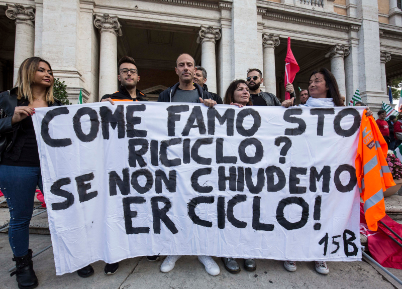 Sciopero generale, Roma a terra. Raggi bluff: “Città ostaggio dei sindacati” Sciopero generale, Roma a terra. Raggi bluff: “Città ostaggio dei sindacati”