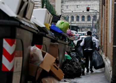 Guerra alla Raggi, Legambiente spara: “Gestione rifiuti folle e inadeguata”